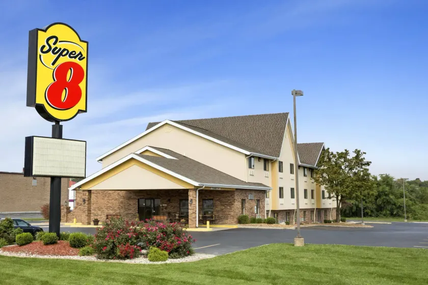 Super 8 by Wyndham Alton - Image 1
