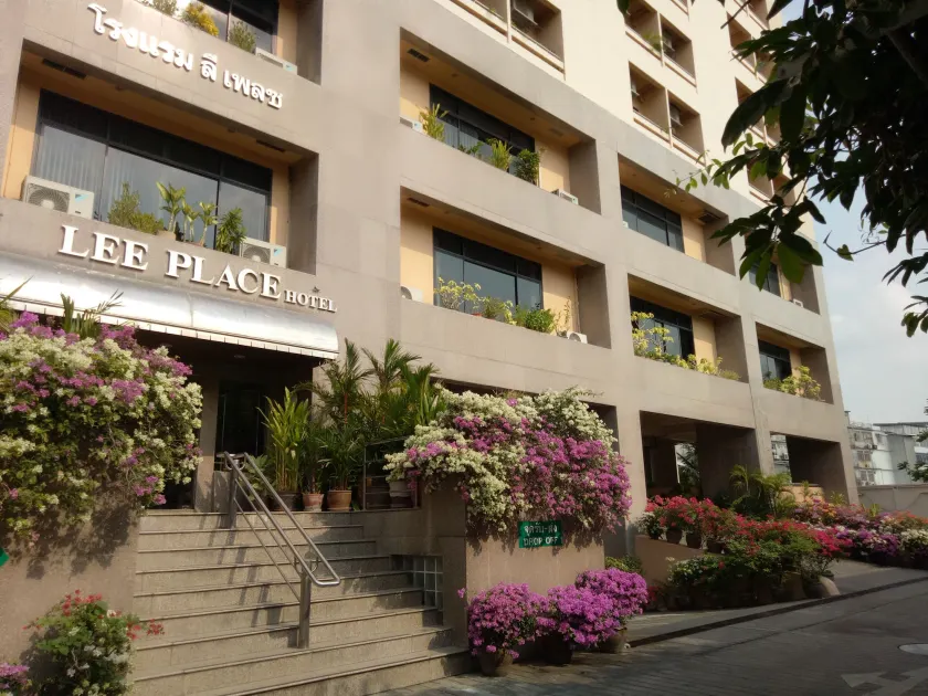 LEE PLACE HOTEL - Image 1