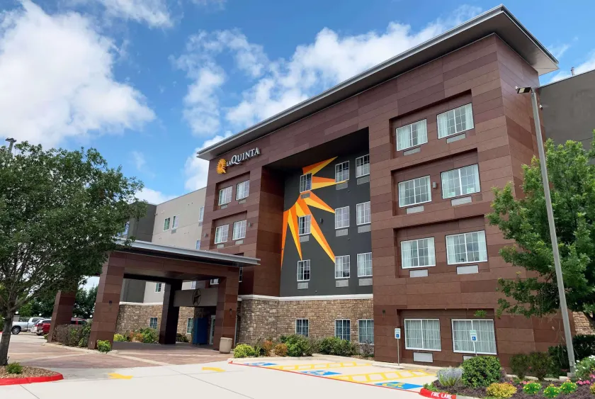 La Quinta Inn and Suites by Wyndham - Schertz - Image 1
