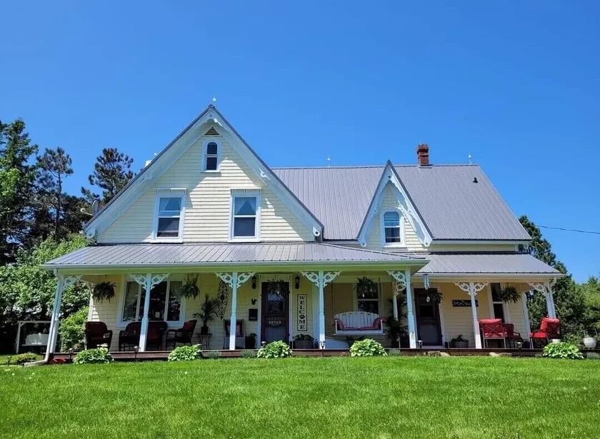 Clinton Pond Bed and Breakfast - Image 1