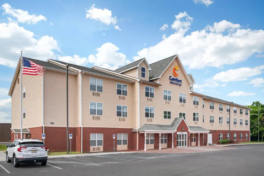 Comfort Inn & Suites Dothan Northside Plaza - Image 1