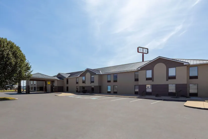 Super 8 by Wyndham Shepherdsville - Louisville South I65 - Image 1