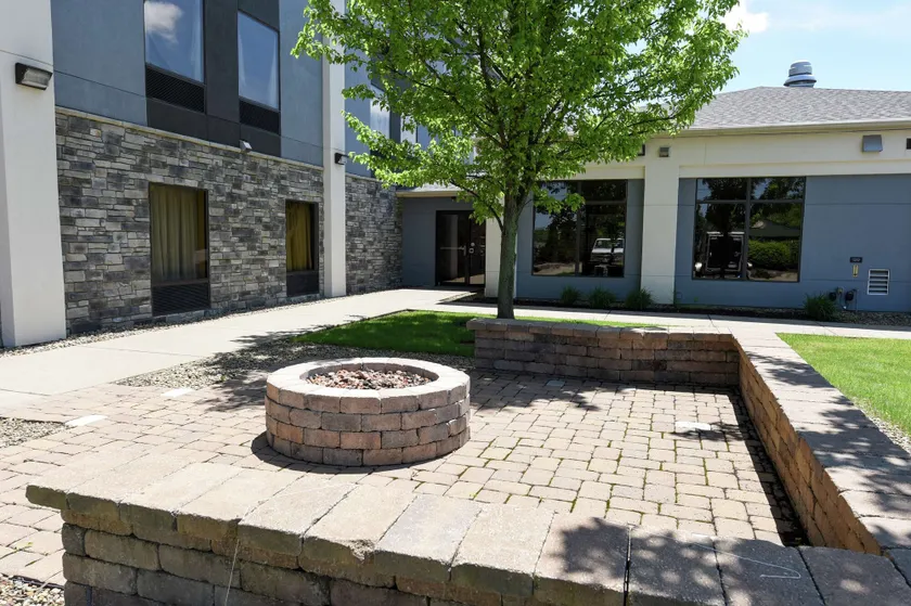 Hampton Inn Youngstown-North - Image 1