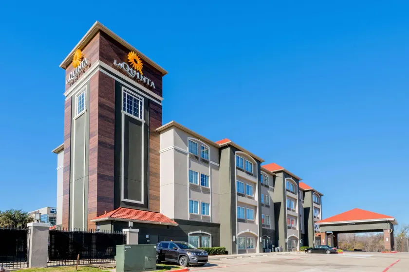La Quinta Inn & Suites by Wyndham Fort Worth Arlington West - Image 1