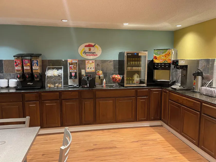 Super 8 by Wyndham Monroe - Image 1