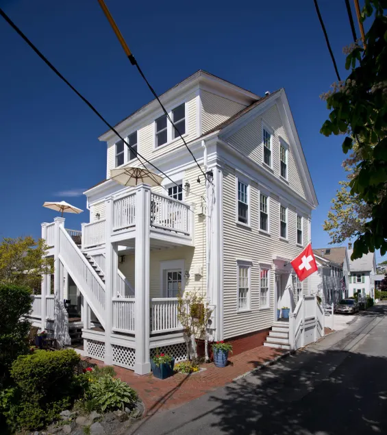 Benchmark Inn - Image 1