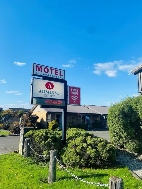 Admiral Court Motel & Apartments - Image 1