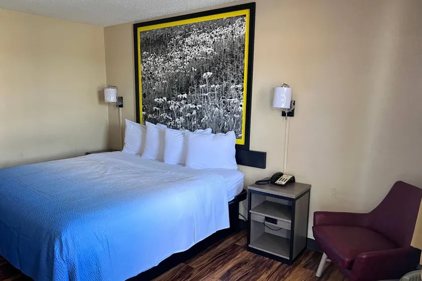 Super 8 by Wyndham Lumberton NC - Image 1