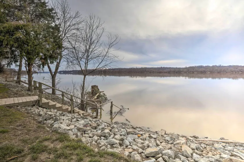 Waterfront Vacation Rental Near Louisville! - Interior