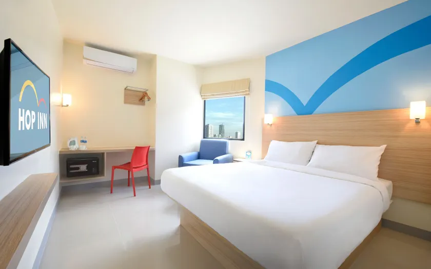 Hop Inn Hotel Aseana City Manila - Image 1