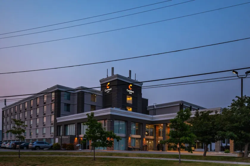 Comfort Inn & Conference Centre Toronto Airport - Image 1