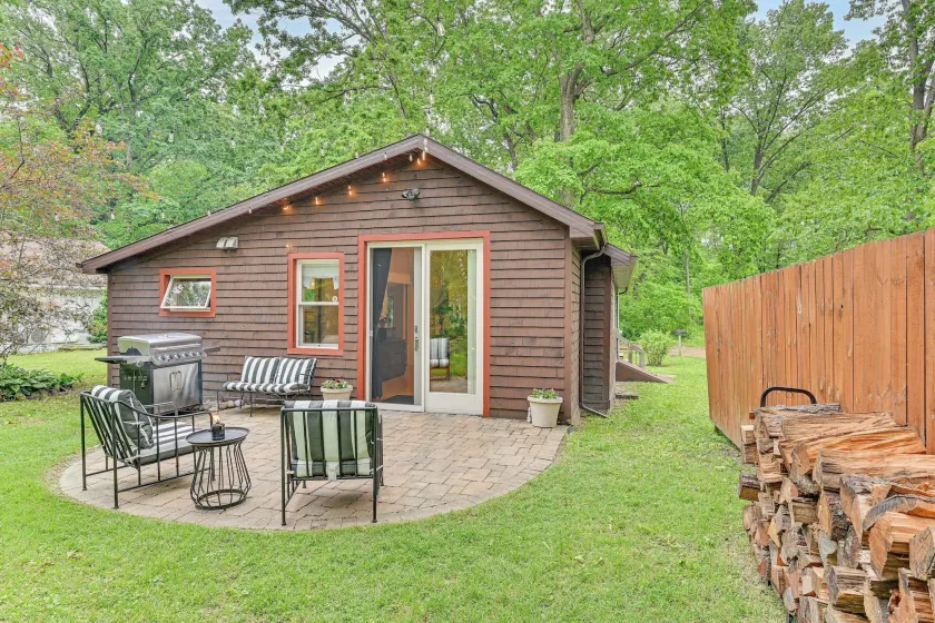 Walk to Kelsey Lake: Cassopolis Home w/ Yard! - Image 1