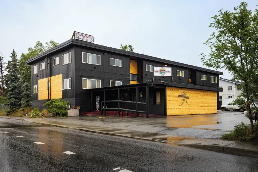 Highliner Suites Hotel - Image 1