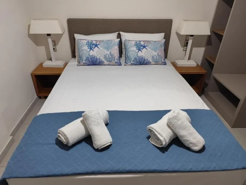 Beachfront Kala's Suites Apartments - Chambre