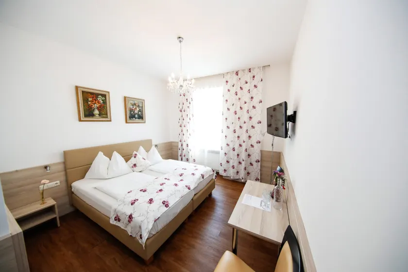 Family room, shower, toilet, 2 bed rooms - Image 1