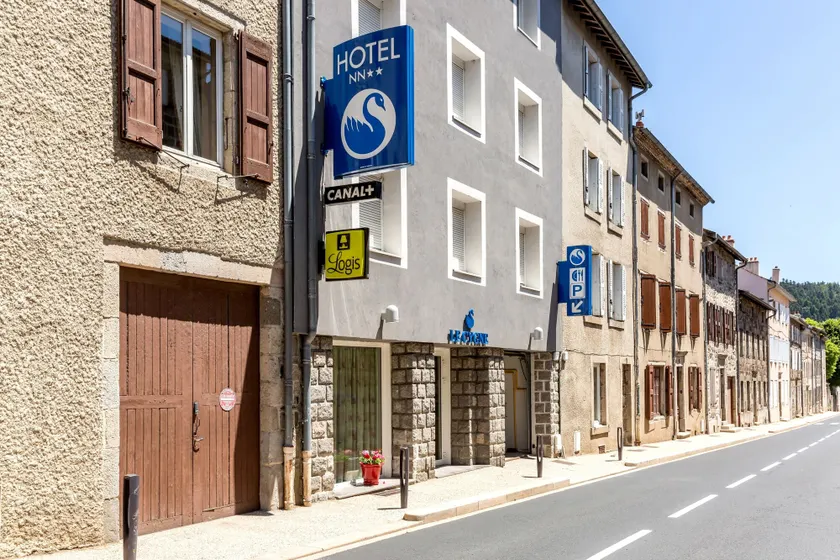 Logis Hotel Le Cygne - Image 1