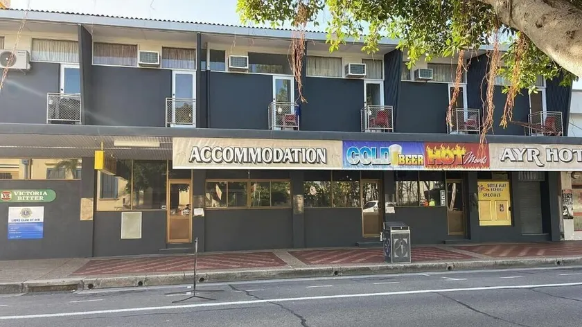 Ayr Hotel - Image 1