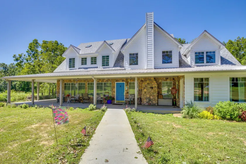 Spacious & Secluded Shook Home w/ Private Hot Tub! - Image 1