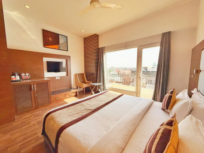 Sawera Grand Luxury Stay Near Golden Temple - Image 1