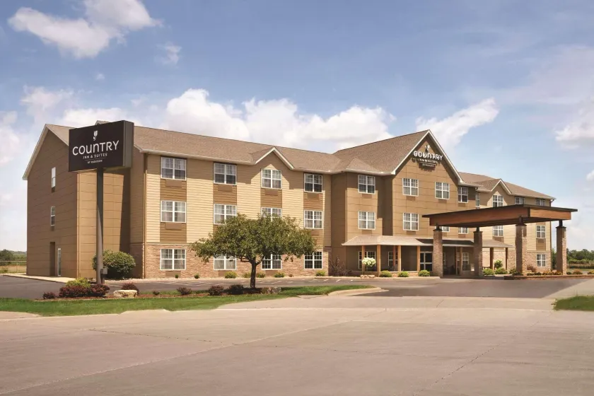 Country Inn & Suites by Radisson, Moline Airport - Image 1