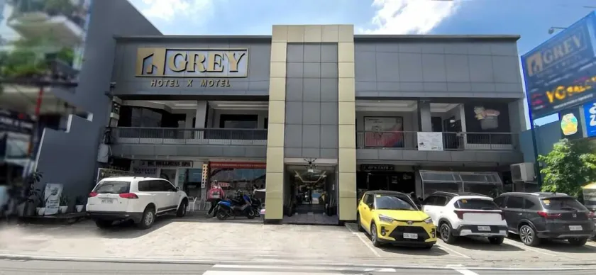 Townhouse Oak Grey Hotel Near Clark International Airport - Image 1