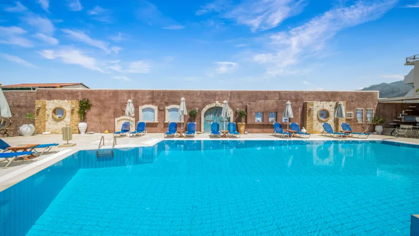 Golden Bay Hotel Apartments - Image 1