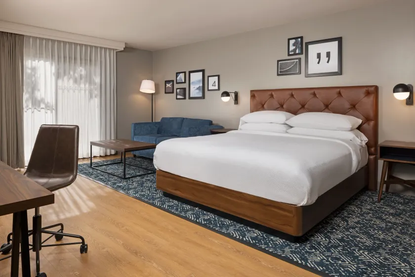 Four Points by Sheraton Bakersfield - Image 1