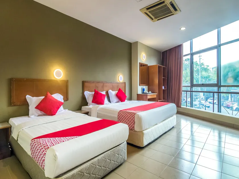 Super OYO 828 Comfort Hotel Shah Alam - Image 1