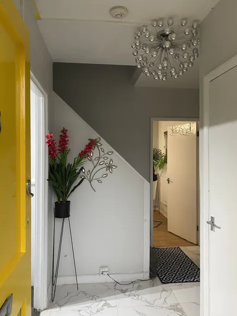 Bright 3-Bedroom Flat Parking 4KTV & Balcony - Image 1