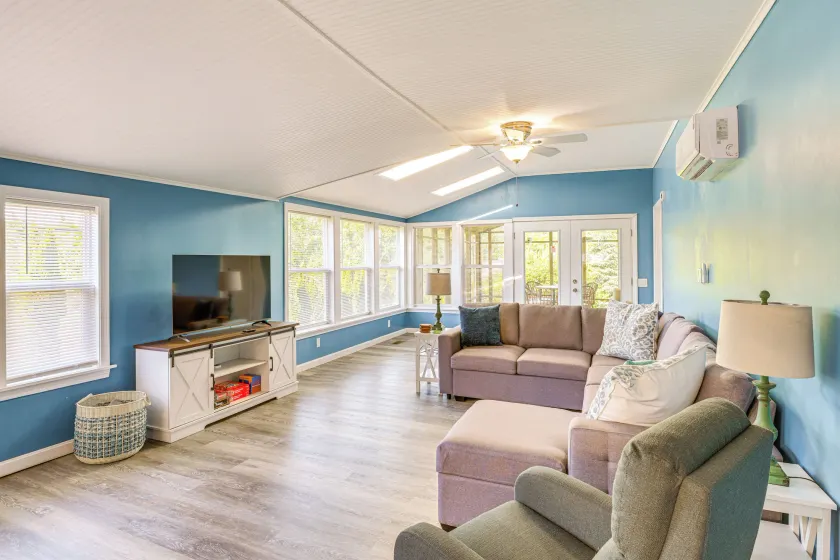 Bayfront Steuben Home w/ Screened Porch & Fire Pit - Interni