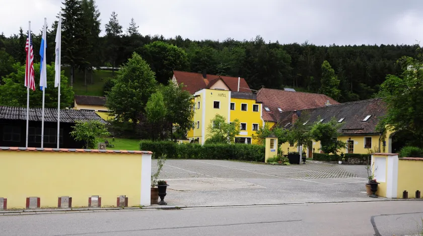Hotel Schlossresidenz Heitzenhofen - Image 1