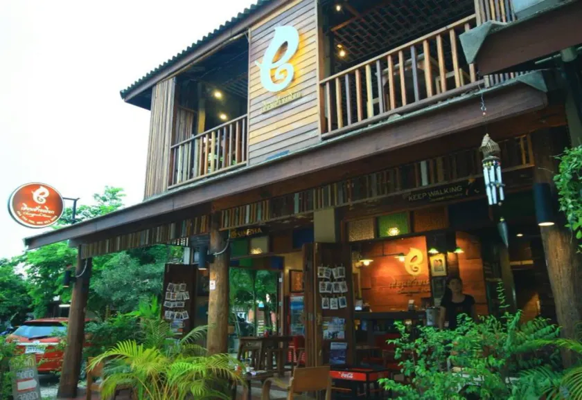โรงแรมเฮือนช้างเผือก Huen Chang Phueak - Image 1