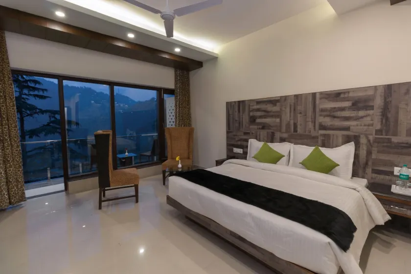 Hotel Seven Oaks - Image 1