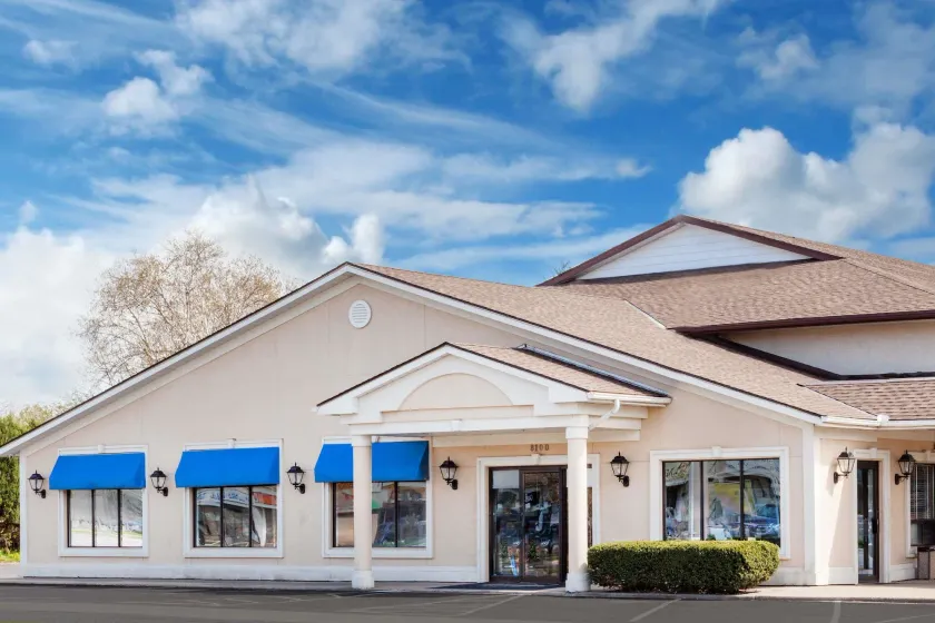 Howard Johnson by Wyndham Niagara Falls - Image 1