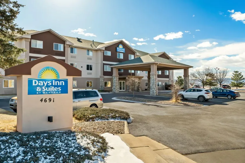 Days Inn & Suites by Wyndham Castle Rock - Image 1