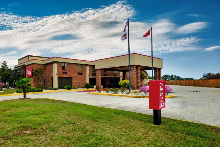 Red Roof Inn & Suites Jacksonville, NC - Image 1