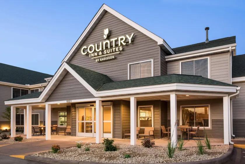Country Inn & Suites by Radisson, Chippewa Falls, WI - Image 1