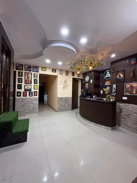 Hotel Saina Stay Inn - Image 1