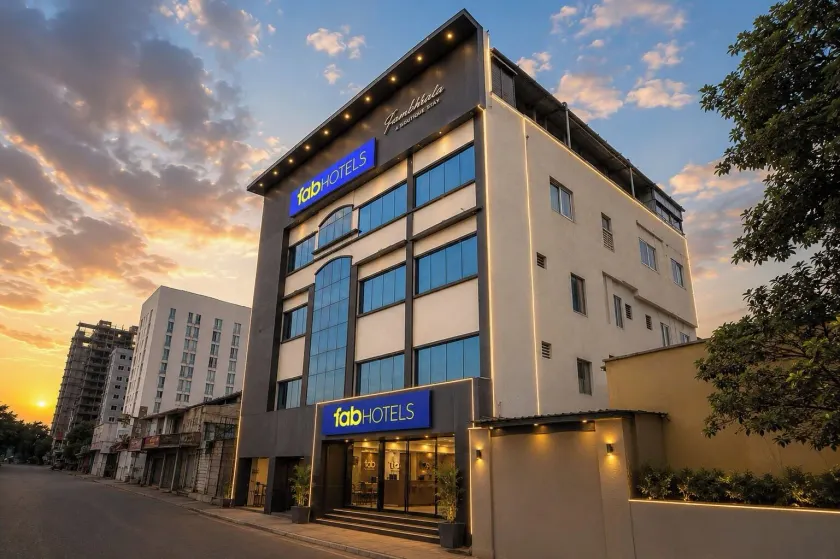 Super Townhouse Fantasea Hotels Near OMR - Image 1