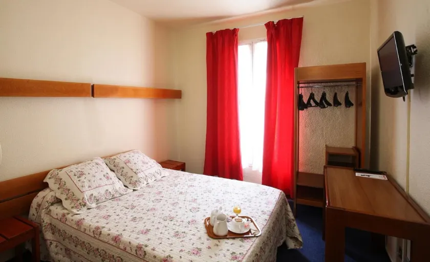 Nouvel Hotel Paris 18 - Image 1