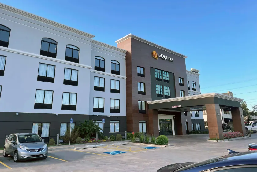 La Quinta Inn & Suites by Wyndham Tulsa Midtown - Image 1