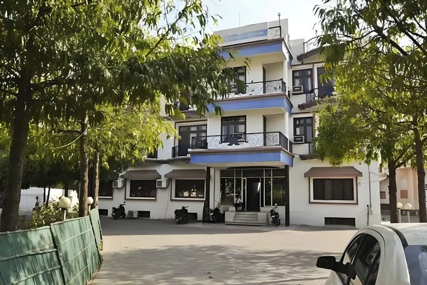 Hotel Amrapali - Image 1