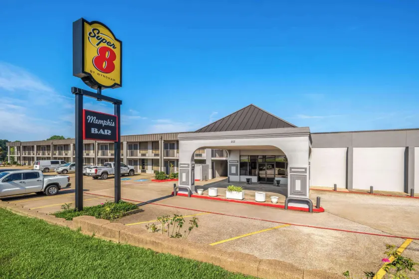 Super 8 by Wyndham Longview/North - Image 1