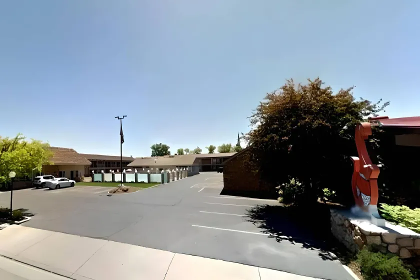 Econo Lodge Inn & Suites Vernal near Dinosaur Monument - Image 1