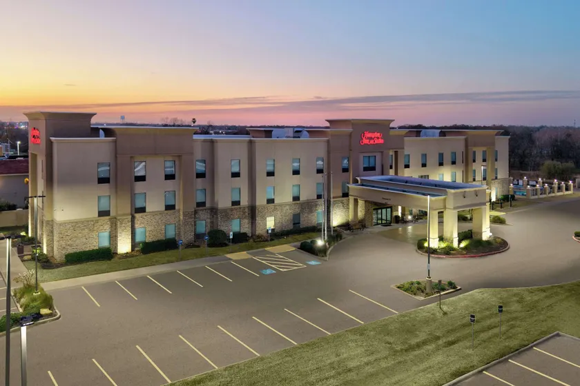 Hampton Inn & Suites Lake Jackson-Clute - Image 1
