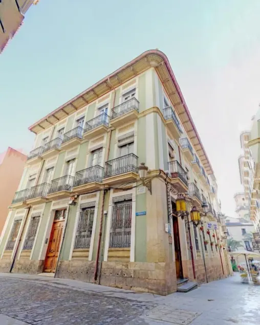 Les Monges Palace Boutique - Image 1