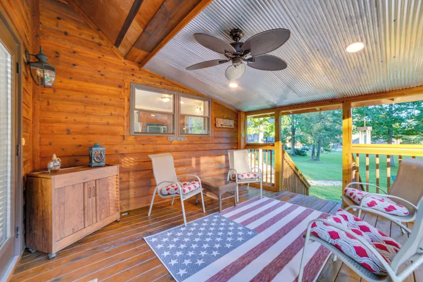 Fisherman's Paradise w/ Fire Pit, Deck + Patio! - Innenbereich