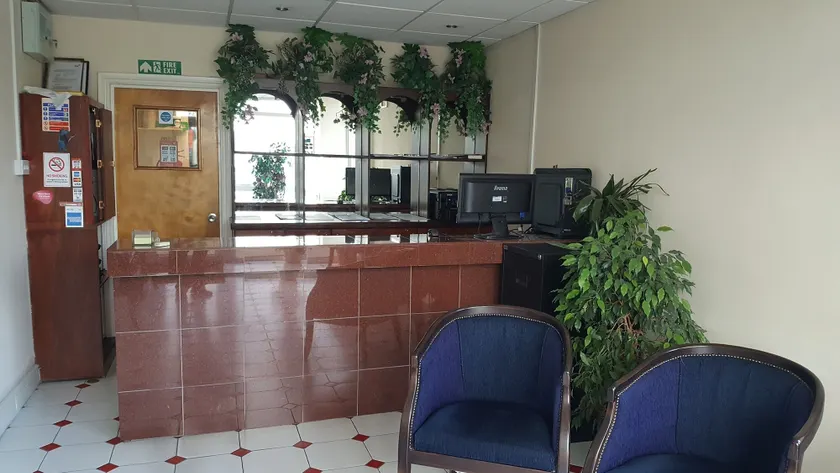 Airport Guest House - Interior entrance