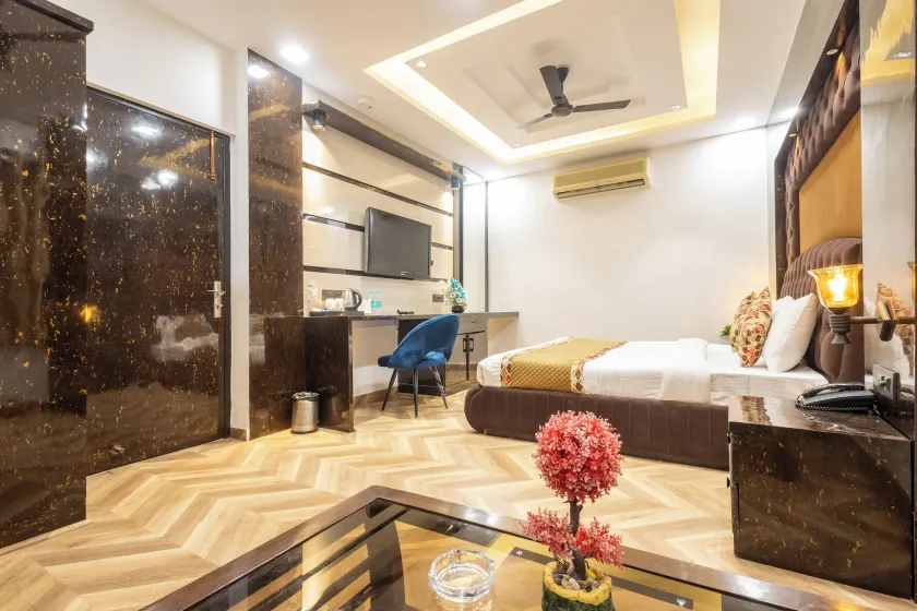 Hotel Cosmo Near BLK Hospital Karol Bagh - Image 1