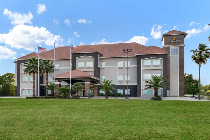 La Quinta by Wyndham Alvin - Image 1